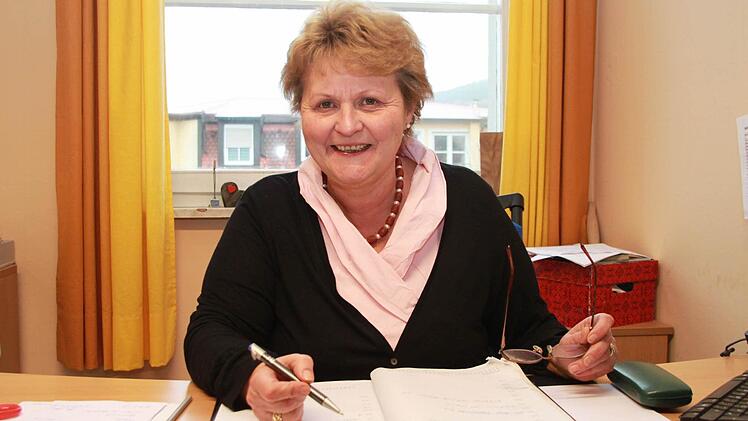 Pia Schmidt von der Kirchlichen Allgemeinen Sozialarbeit verwaltet die Mittel des Kinderfonds und zahlt die Unterstützung auf Antrag direkt an die Bedürftigen aus. Foto: Dagmar Besand