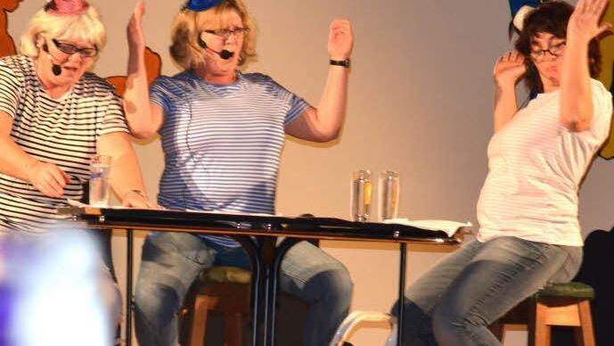 Mit Lokalkolorit gewürzt: der Auftritt der Schwestern Ilse Herold, Petra Schütz und Christine Kaffer (von links). Foto : Gerhard Schmidt