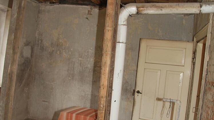 Im Inneren ist alles entkernt. Jetzt soll der ehemalige Bahnhof ein Schmuckstück werden. Foto: Sonja Adam