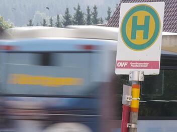 Die Situation an der Bushaltestelle Zeyern-Kreuzung sorgt bei Schülereltern für Ärger. Der OVF war bereits vor Ort, das Landratsamt will die Lage ebenfalls prüfen. Foto: Marco Meißner