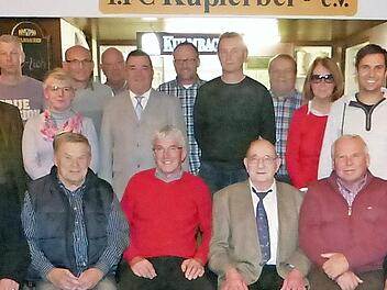 Unser Bild zeigt die vonseiten des Bayerischen Fußball- und Landessportverbandes geehrten Mitglieder des 1. FC Kupferberg mit (erste Reihe, stehend von links) FCK-Vorsitzendem Stefan Kollerer, Bürgermeister Alfred Kolenda, FCK-Ehrenamtsbeauftragtem Uwe Schorlemmer, stellvertretender BLSV-Kreisvorsitzender Sigrun Eichner und BFV-Kreisehrenamtsbeauftragtem Stefan Schmitt.  Foto: KLaus-Peter Wulf