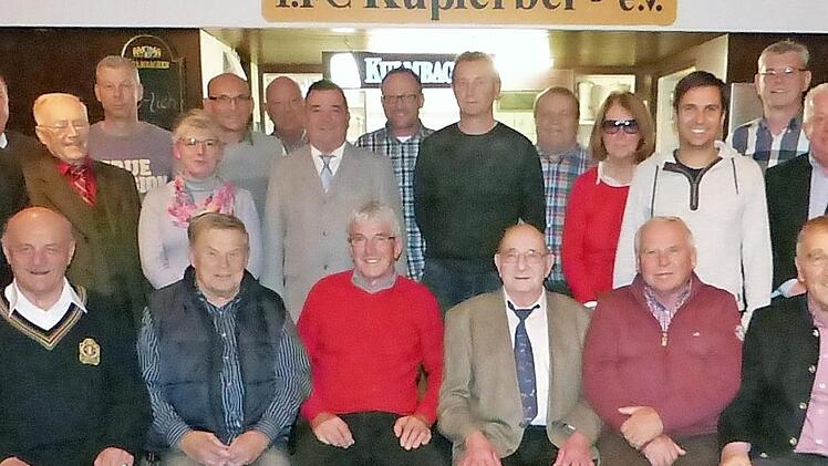 Unser Bild zeigt die vonseiten des Bayerischen Fußball- und Landessportverbandes geehrten Mitglieder des 1. FC Kupferberg mit (erste Reihe, stehend von links) FCK-Vorsitzendem Stefan Kollerer, Bürgermeister Alfred Kolenda, FCK-Ehrenamtsbeauftragtem Uwe Schorlemmer, stellvertretender BLSV-Kreisvorsitzender Sigrun Eichner und BFV-Kreisehrenamtsbeauftragtem Stefan Schmitt.  Foto: KLaus-Peter Wulf