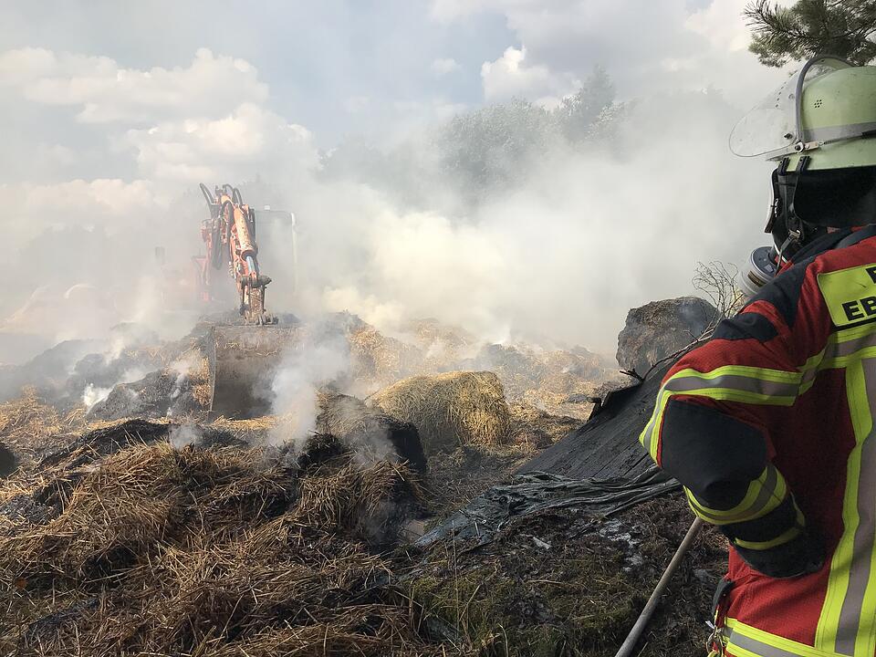 Spektakuläre Löschaktion im Kreis Forchheim: 100 Stroh- und Heuballen brennen