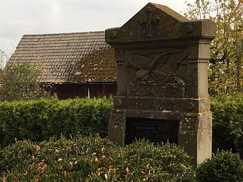 Wenn auf dem Buchauer Friedhof ein Grab aufgelöst werden soll, muss das in Handarbeit erfolgen. Wie auf vielen anderen Friedhöfen auch.Symbolbild: Katrin Geyer
