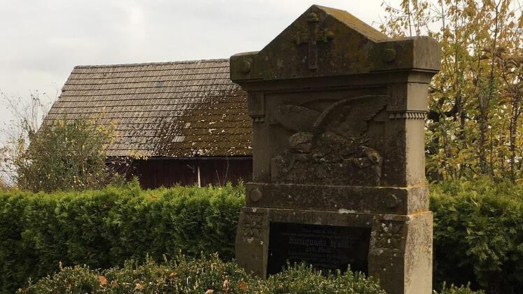 Wenn auf dem Buchauer Friedhof ein Grab aufgelöst werden soll, muss das in Handarbeit erfolgen. Wie auf vielen anderen Friedhöfen auch.Symbolbild: Katrin Geyer
