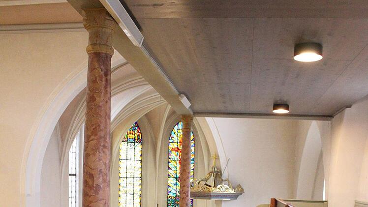 Auf den Emporen sitzen die Kirchenbesucher nun wieder auf einer stabilen Unterkonstruktion.Foto: Ulrike Nauer