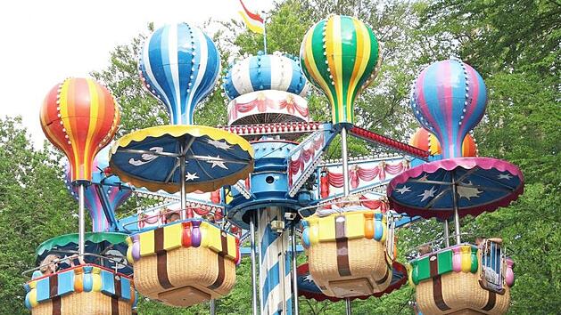 Mit Buntstiften hatte Achim Zarnikau skizziert, wie sein Fahrgesch&auml;ft aussehen soll. Die Zeichnung sieht der Mongolfiere sehr &auml;hnlich.  Foto: Hofbauer