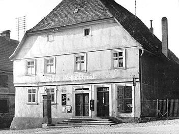 In den späten 1920er Jahren stand vor dem Geburtshaus Abt Degens in Zeil noch eine Zapfsäule für Benzin. Die Fachwerk-Fassade war bis kurz nach dem Zweiten Weltkrieg verputzt.Archiv: Ludwig Leisentritt