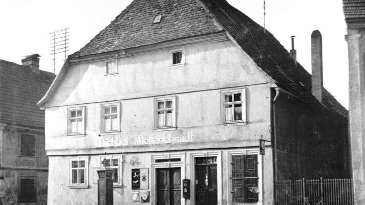 In den späten 1920er Jahren stand vor dem Geburtshaus Abt Degens in Zeil noch eine Zapfsäule für Benzin. Die Fachwerk-Fassade war bis kurz nach dem Zweiten Weltkrieg verputzt.Archiv: Ludwig Leisentritt