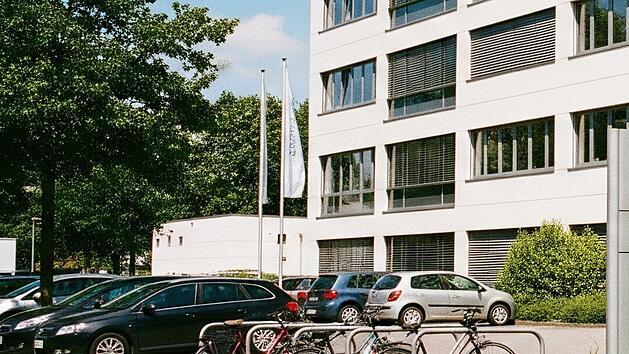 Außenansicht eines mittelständischen Unternehmens, Firma, Betrieb, Büro, Gebäude, Agentur