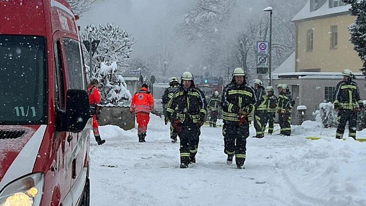 Hallstadt: Feuerwehren k&auml;mpfen sich durch Schnee zu H&uuml;tten-Brand