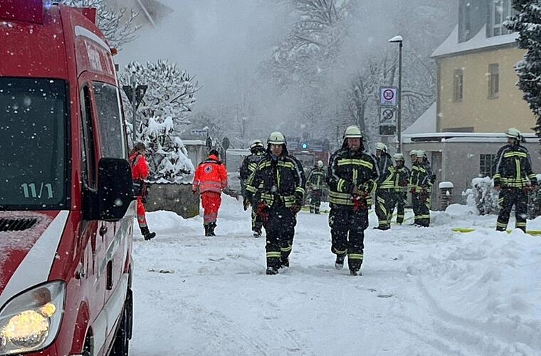 Hallstadt: Feuerwehren kämpfen sich durch Schnee zu Hütten-Brand