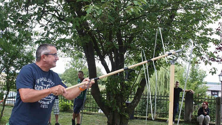 Der Norbert beim Geschicklichkeitsspiel