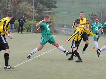 Schon wieder kein Glück im Abschluss: der Garitzer Bastian Schober (links) beim erfolglosen Torversuch. Es assistieren die Kollegen Konstantin Papadopoulos und David Böhm (rechts) sowie die Sander Sebastian Götz und Spielführer Daniel Rinbergas. Foto: Hopf