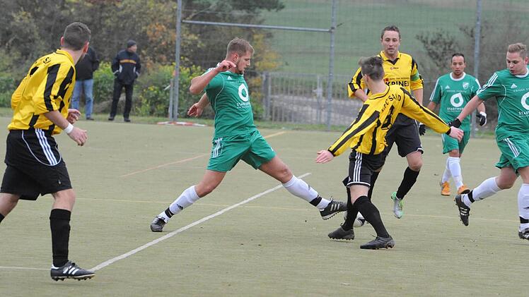 Schon wieder kein Glück im Abschluss: der Garitzer Bastian Schober (links) beim erfolglosen Torversuch. Es assistieren die Kollegen Konstantin Papadopoulos und David Böhm (rechts) sowie die Sander Sebastian Götz und Spielführer Daniel Rinbergas. Foto: Hopf