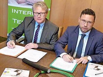 Vertragsunterzeichnung in Sachen Breitbandausbau durch Uwe Meyer (links) und Martin Finzel (rechts)  Foto: Lothar Weidner
