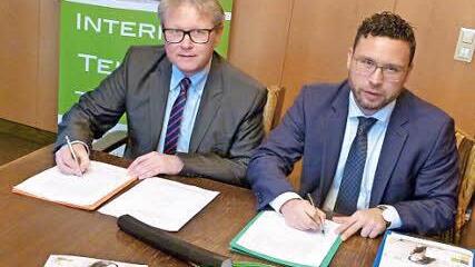 Vertragsunterzeichnung in Sachen Breitbandausbau durch Uwe Meyer (links) und Martin Finzel (rechts)  Foto: Lothar Weidner