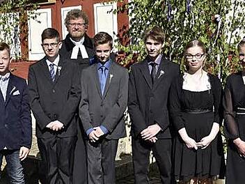 Die Konfirmanden Janik Schuster, Ákos Beke, Simon Vonhausen, Sebastian Salberg, Sarah Windschügl und Luisa Krauser (von links) mit dem Pfarrer Mátyás Beke in Holzhausen  Foto: Gerold Snater