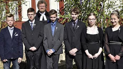 Die Konfirmanden Janik Schuster, Ákos Beke, Simon Vonhausen, Sebastian Salberg, Sarah Windschügl und Luisa Krauser (von links) mit dem Pfarrer Mátyás Beke in Holzhausen  Foto: Gerold Snater