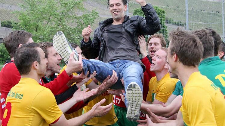 Mitte Mai letzten Jahres machten die DJK-Fußballer mit einem 1:1 beim Würzburger FV II die Meisterschaft in der Landesliga Nordwest und den Bayernliga-Aufstieg perfekt. Auf dem Erfolgsweg vorangeschritten als Trainer war Gerd Schimmer, hier gefeiert von seinen Spielern. Gestern musste er gehen. Foto: Archiv/anpfiff.info