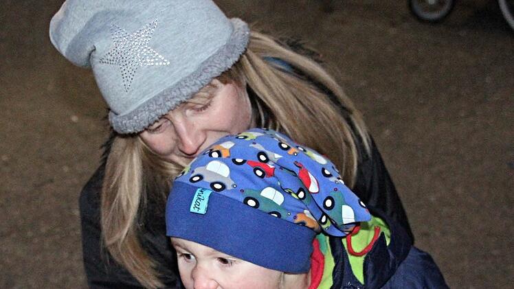 Von der Mama schmeckt`s halt am besten, auch der Biss ins Bratwurstbrötchen. Foto: Helmut Will