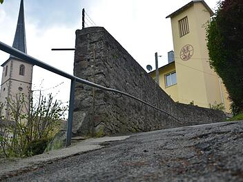 Die Gemeinde Bad Bocklet saniert die Mauer am Feuerwehrhaus Steinach, die sie 2012 von der Pfarrpfründestiftung übernommen hat. Sie soll danach statt 1,80 Meter nur noch 1,20 Meter hoch sein, dient aber trotzdem noch der Absturzsicherung. Foto: Björn Hein