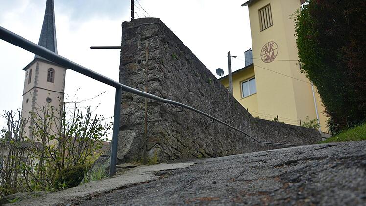 Die Gemeinde Bad Bocklet saniert die Mauer am Feuerwehrhaus Steinach, die sie 2012 von der Pfarrpfründestiftung übernommen hat. Sie soll danach statt 1,80 Meter nur noch 1,20 Meter hoch sein, dient aber trotzdem noch der Absturzsicherung. Foto: Björn Hein