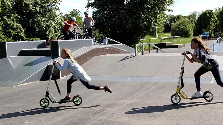 Die neue Skateanlage kann nicht nur mit Skateboards, sondern auch mit BMX-Rädern, Inline-Skates und Scootern benutzt werden. Foto: Richard Sänger