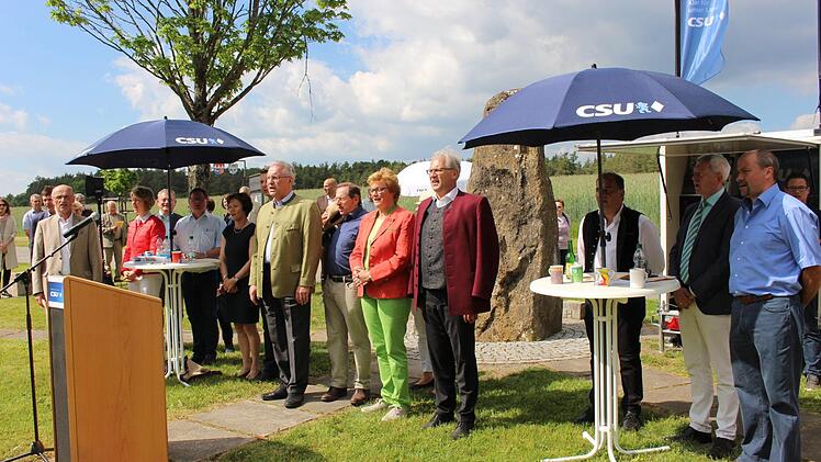 Vor dem Symbol der drei fränkischen Bezirke wurden emotionsgeladene Reden gehalten und gesungen.  Foto: Evi Seeger