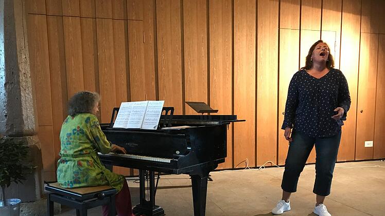Christine Langenberg sieht man den Spaß an der Musik richtig an. Auch sie besucht den Gesangsunterricht von Cornelia Schmid an der Musikschule Ebern.  Foto: Johanna Eckert