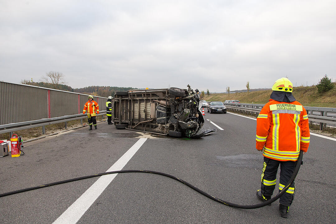 Sprinter kracht ungebremst in Baustellenfahrzeug