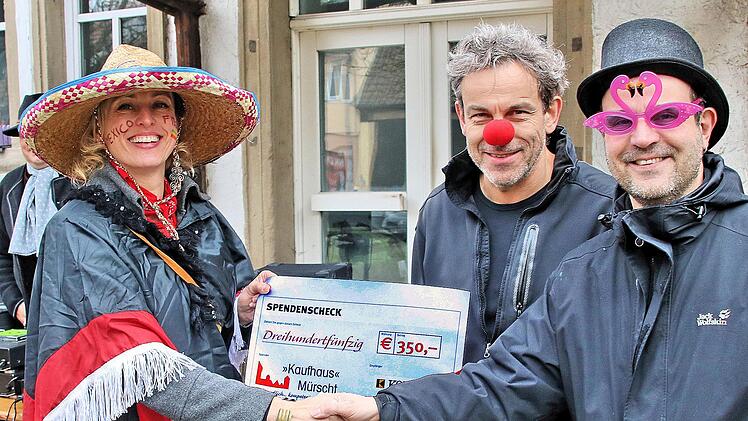 Monika Petsch erhielt eine Spende von Arno Reuscher und Oliver Schikora in Höhe von 350 Euro für die Gardemädchen.Dieter Britz