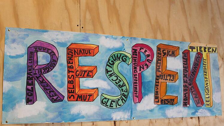 Kunstwerke zum Thema "Respekt" dekorierten drei Tage lang die  Schulstraße im Schulzentrum Haßfurt.