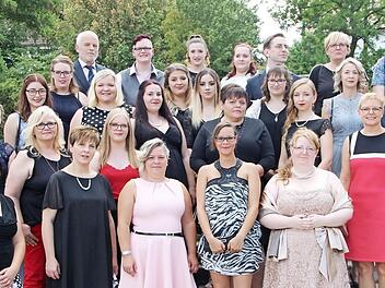 25 Altenpfleger wurden in einer Feier am BBZ von Lehrkräften und Gästen in das Berufsleben verabschiedet. Foto: Heike Beudert