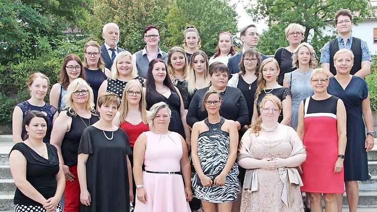 25 Altenpfleger wurden in einer Feier am BBZ von Lehrkräften und Gästen in das Berufsleben verabschiedet. Foto: Heike Beudert