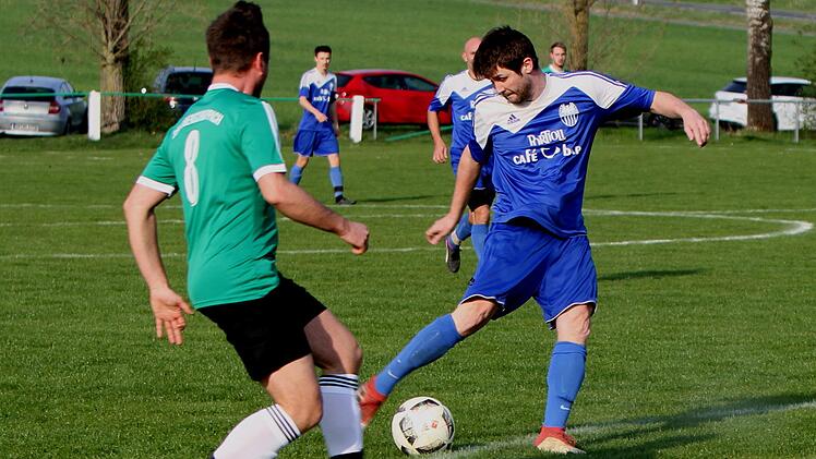 Marcus Wenzel (rechts) trifft vom Sechzehner aus zum Siegtor der SG Sennfeld. Tobias K&ouml;rlin kann den Schuss nicht verhindern.  Foto: G. Geiling