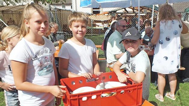 Auch der Nachwuchs war beim Pfarrfest im Einsatz: Fiona Buisker, Moriz M&uuml;ller und Justus Kestler sammeln die leeren Teller ein.
