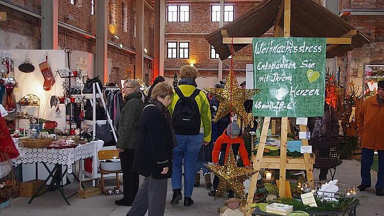 Die Besucher der "Kunstvollen Weihnacht" dürfen sich am Wochenende auf individuelle Schmuck- und Handwerkskunst sowie Deko-Inspirationen in der festlich geschmückten Kühnlenzpassage freuen.  Foto: Heike Schülein/Archiv