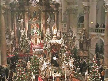 Am Heiligen Abend erstrahlen die Christbäume ind der Basilika zur Christmette in weihnachtlichem Licht. Archivfoto: Matthias Einwag