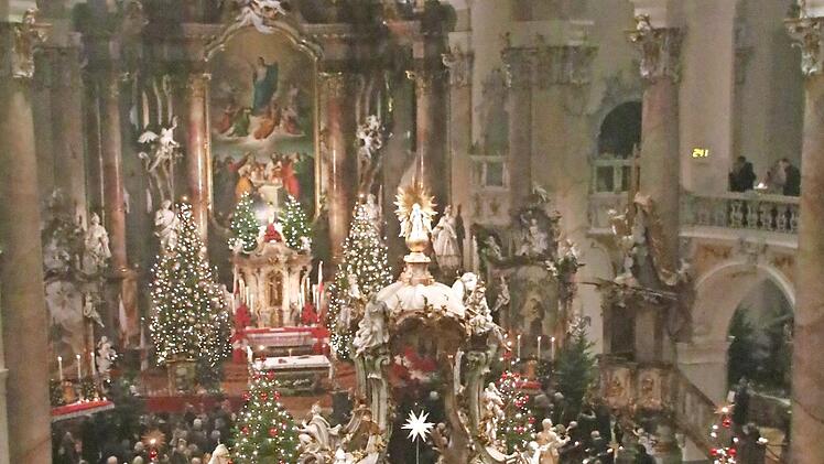 Am Heiligen Abend erstrahlen die Christbäume ind der Basilika zur Christmette in weihnachtlichem Licht. Archivfoto: Matthias Einwag