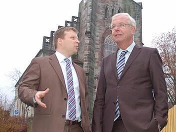 Frank Altrichter (links) erklärt Staatsminister Thomas Kreuzer Neustadts Probleme. Foto: Rainer Lutz