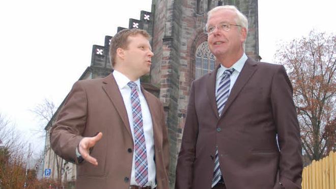 Frank Altrichter (links) erklärt Staatsminister Thomas Kreuzer Neustadts Probleme. Foto: Rainer Lutz