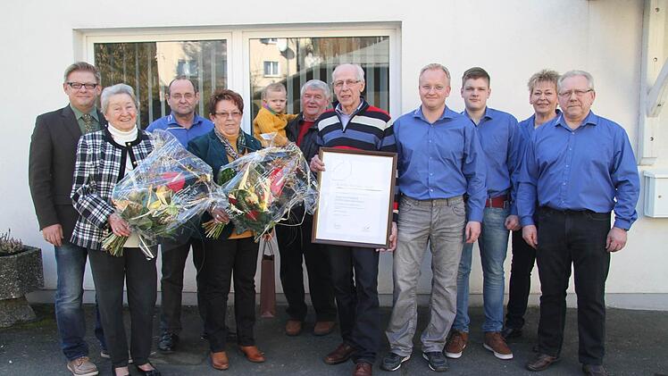 Zu einer Feierstunde kam auch Dritter Bürgermeister Frank Wilzok (links) und gratulierte dem Betriebsjubilar und den neuen Chefs. Motoren-Schneider sei ein Aushängeschild in Kulmbach, so Wilzok und betonte, wie wichtig, auch die kleinen Unternehmen für die Stadt seien. Derzeit beschäftigt das Unternehmen vier Mann in der Werkstatt und zwei Mann im Verkauf.