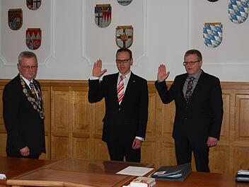 Die neuen Stellvertreter von Bürgermeister Gotthard Schlereth (links) legen den Amtseid ab: Dritter Bürgermeister Mario Götz (Mitte), Zweiter Bürgermeister Jürgen Kolb (rechts)  Foto: Günther Straub