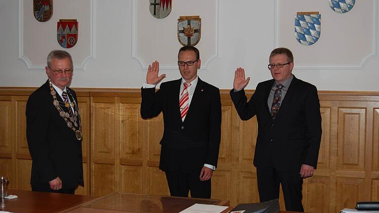 Die neuen Stellvertreter von Bürgermeister Gotthard Schlereth (links) legen den Amtseid ab: Dritter Bürgermeister Mario Götz (Mitte), Zweiter Bürgermeister Jürgen Kolb (rechts)  Foto: Günther Straub