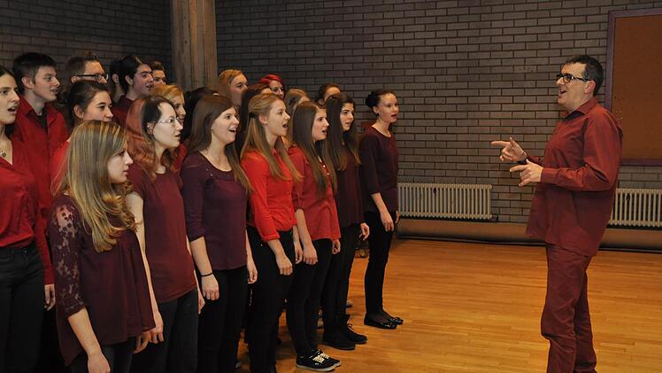 Jugend-Gospelchor PraiSing mit Leiter Jörg Wöltche.