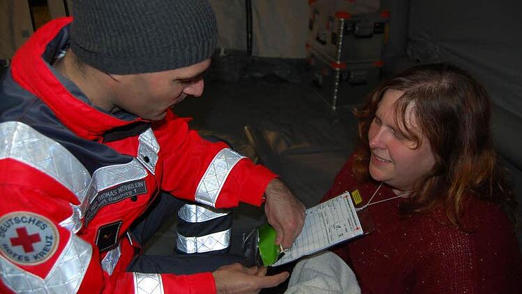 Notarzt Thomas Möhrlein teilt die Patienten in Verletzungskategorien ein.