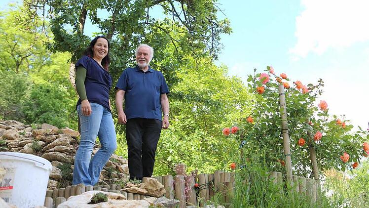 Jupp Schröder und Dagmar Besand auf dem Gelände der Traumgarten AG. Es gibt noch viel zu tun. Foto: Barbara Herbst