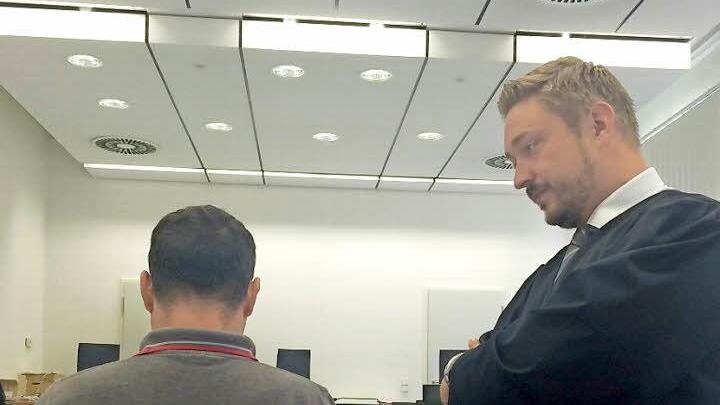 Der Angeklagte mit seinem Verteidiger, Rechtsanwalt Maximilian Glabasnia  Foto: Gertrud Glössner-Möschk