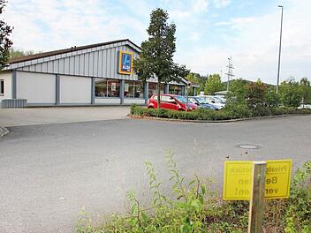Noch in Betrieb. Aber was wird aus dem alten Aldi-Markt nach dem Auszug? Zumal sich für einen Bauplatz in unmittelbarer Nachbarschaft seit Jahrzehnten kein Interessent fand?Foto: Ralf Kestel